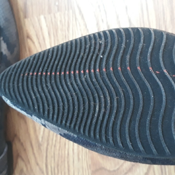 Vaneli python print fabric flats. 8 wide - Picture 9 of 10